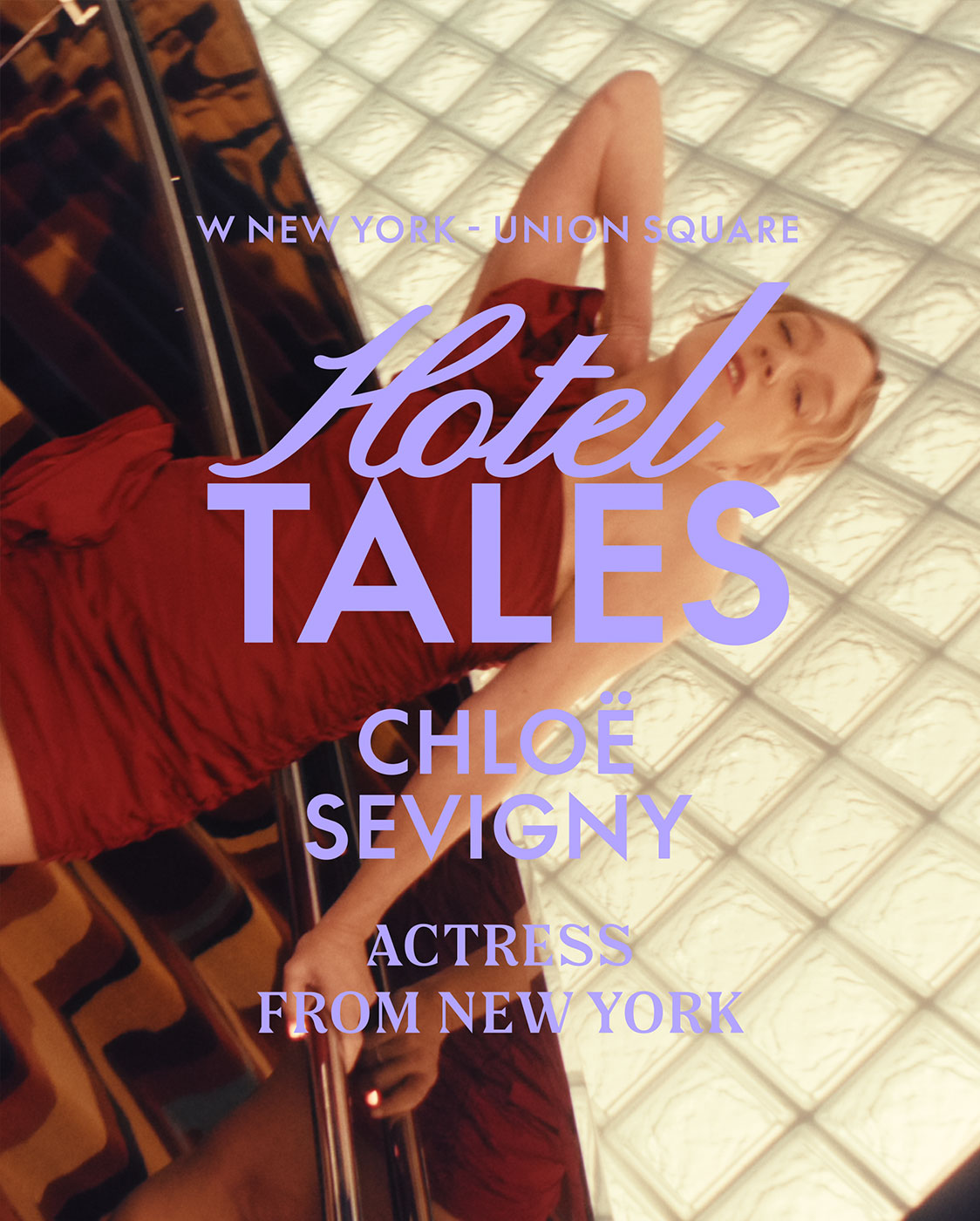 Une personne en robe rouge est allongée sur une surface réfléchissante, créant un effet miroir. Le texte superposé indique : « W New York - Union Square. Hotel Tales. Chloë Sevigny. Actrice de New York. » L'arrière-plan présente un motif géométrique.