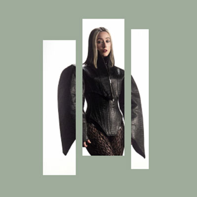 Una persona vestida con ropa oscura y futurista, con espectaculares mangas en forma de ala, sobre un fondo blanco. La imagen está dividida en tres paneles verticales sobre un fondo verde apagado.