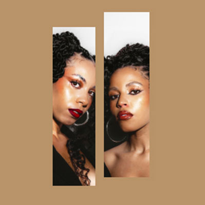 Dos mujeres con el pelo trenzado y pendientes de aro, maquilladas y con tops negros, aparecen en retratos recortados verticalmente, una al lado de la otra, sobre un fondo bronceado.